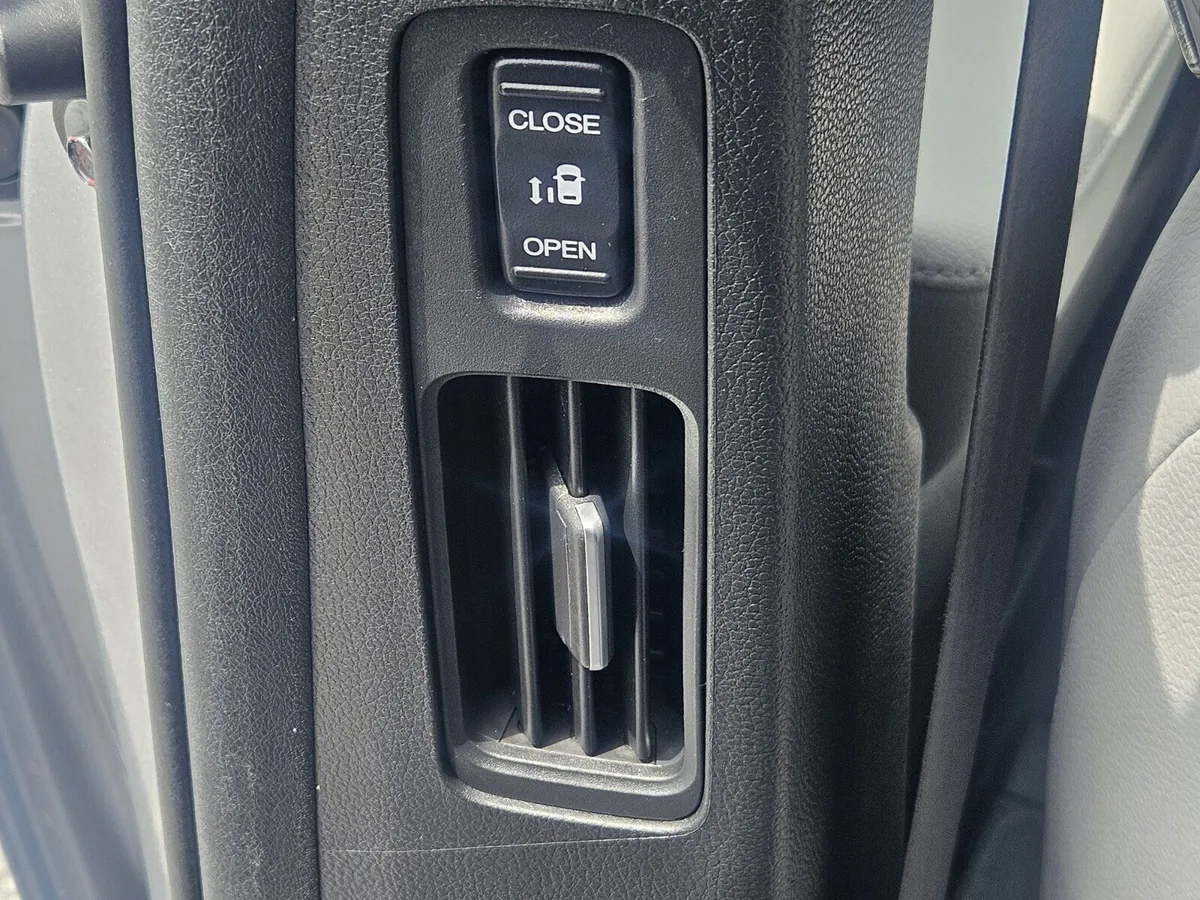 2024 Honda Odyssey Touring thumbnail 16