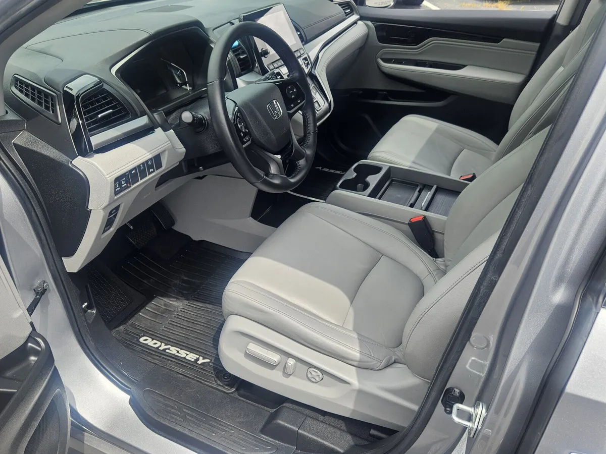 2024 Honda Odyssey Touring thumbnail 17