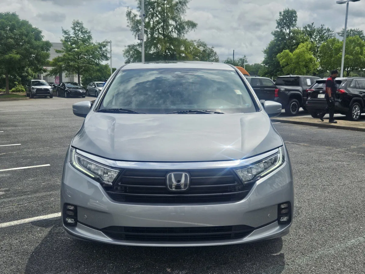 2024 Honda Odyssey Touring thumbnail 2