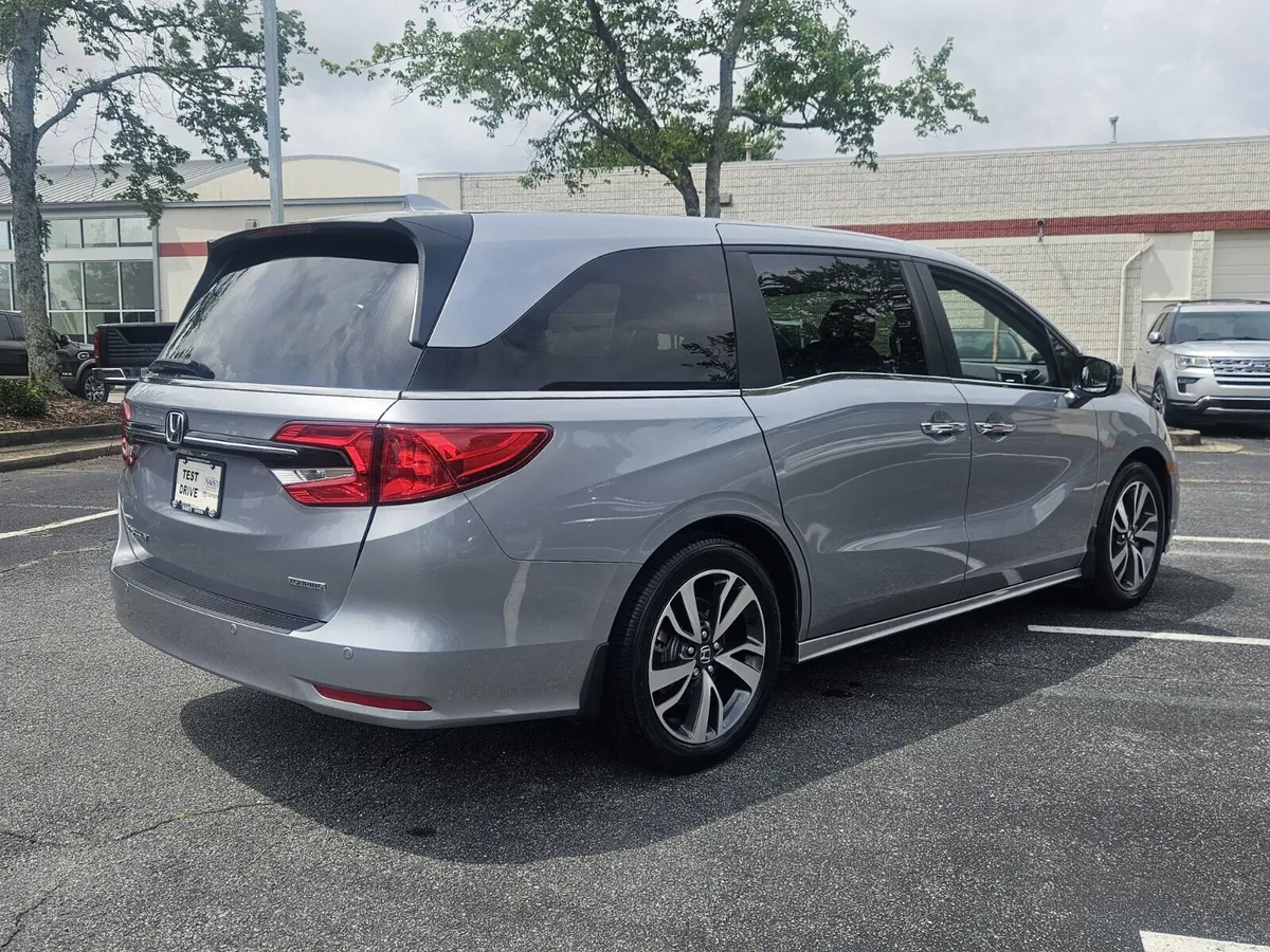 2024 Honda Odyssey Touring thumbnail 5