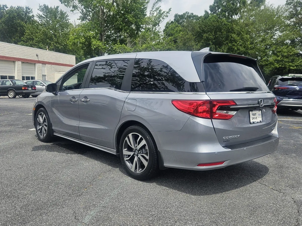 2024 Honda Odyssey Touring thumbnail 8