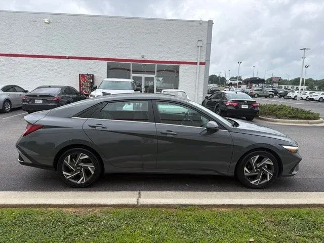 2024 Hyundai Elantra Limited thumbnail 10