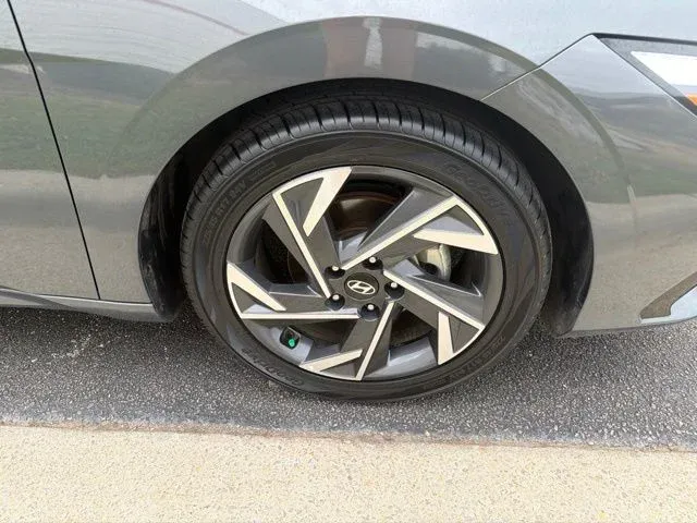 2024 Hyundai Elantra Limited thumbnail 11