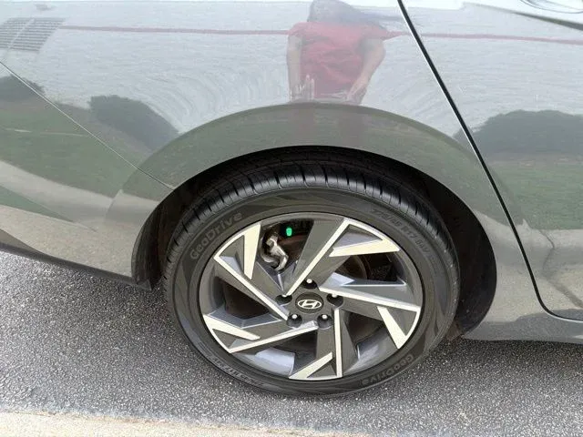 2024 Hyundai Elantra Limited thumbnail 12