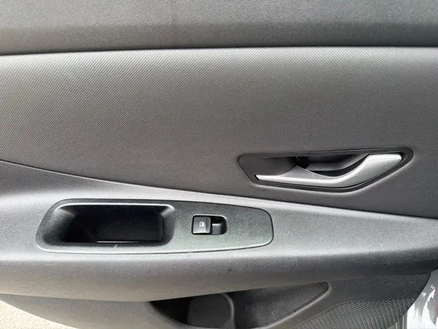 2024 Hyundai Elantra Limited thumbnail 18