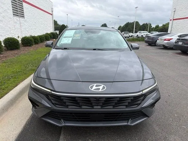 2024 Hyundai Elantra Limited thumbnail 2