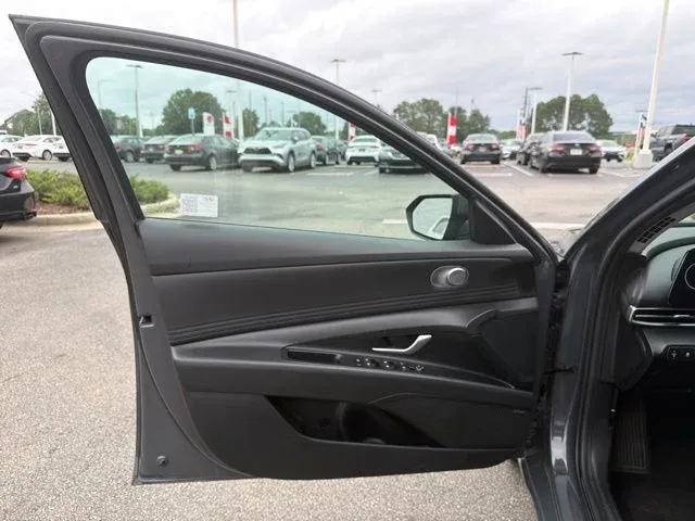 2024 Hyundai Elantra Limited thumbnail 23