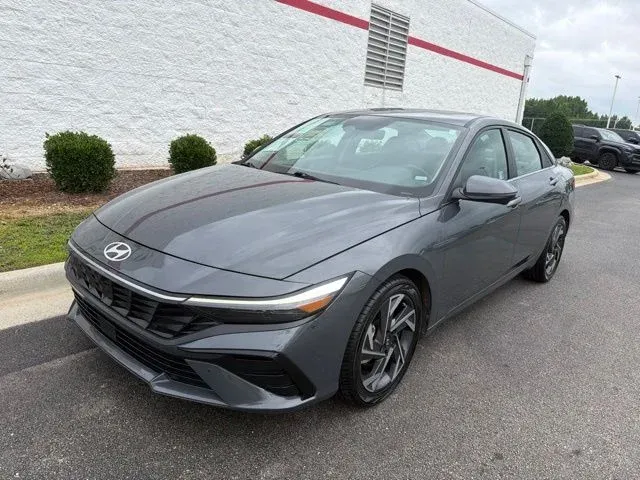 2024 Hyundai Elantra Limited thumbnail 3