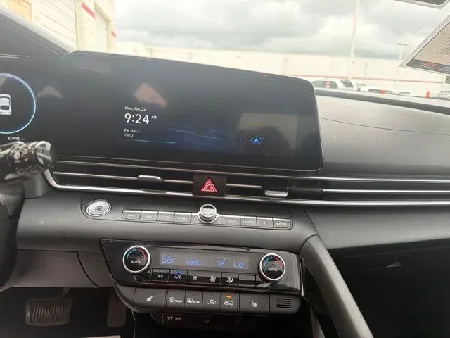2024 Hyundai Elantra Limited thumbnail 41