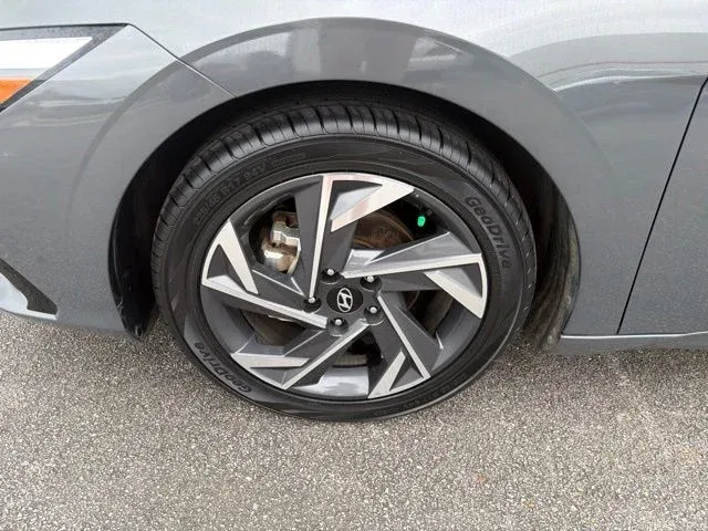 2024 Hyundai Elantra Limited thumbnail 5