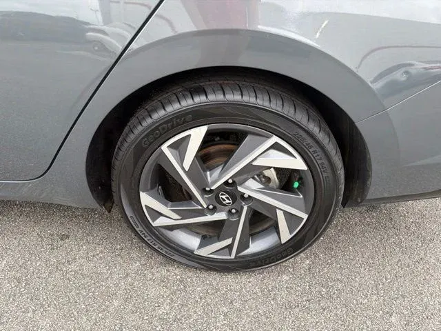 2024 Hyundai Elantra Limited thumbnail 6