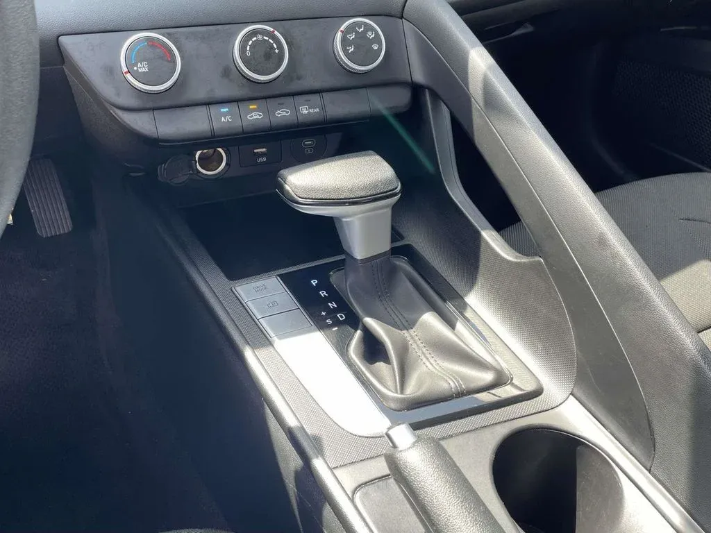 2024 Hyundai Elantra SE thumbnail 17