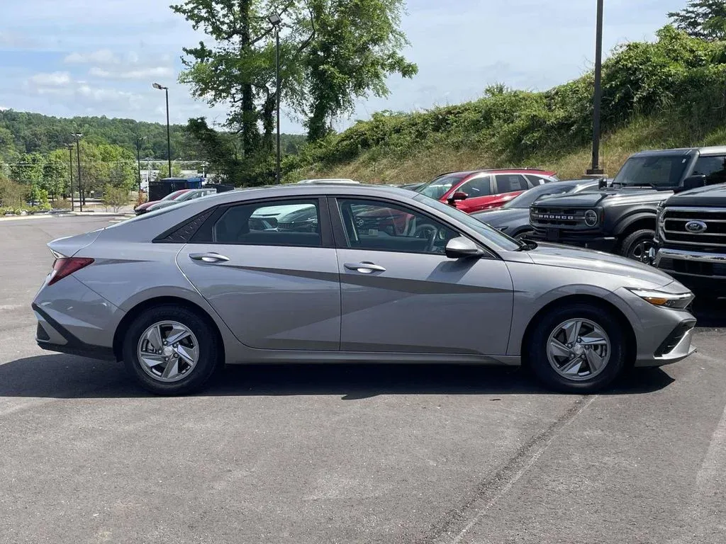2024 Hyundai Elantra SE thumbnail 2
