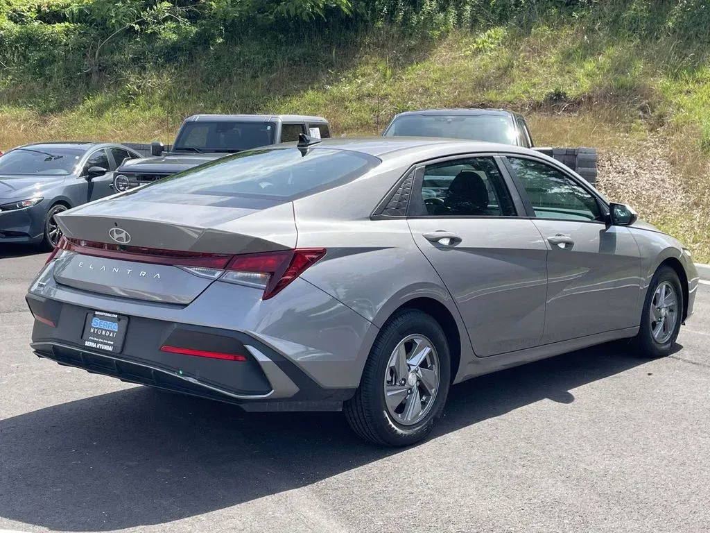 2024 Hyundai Elantra SE thumbnail 3