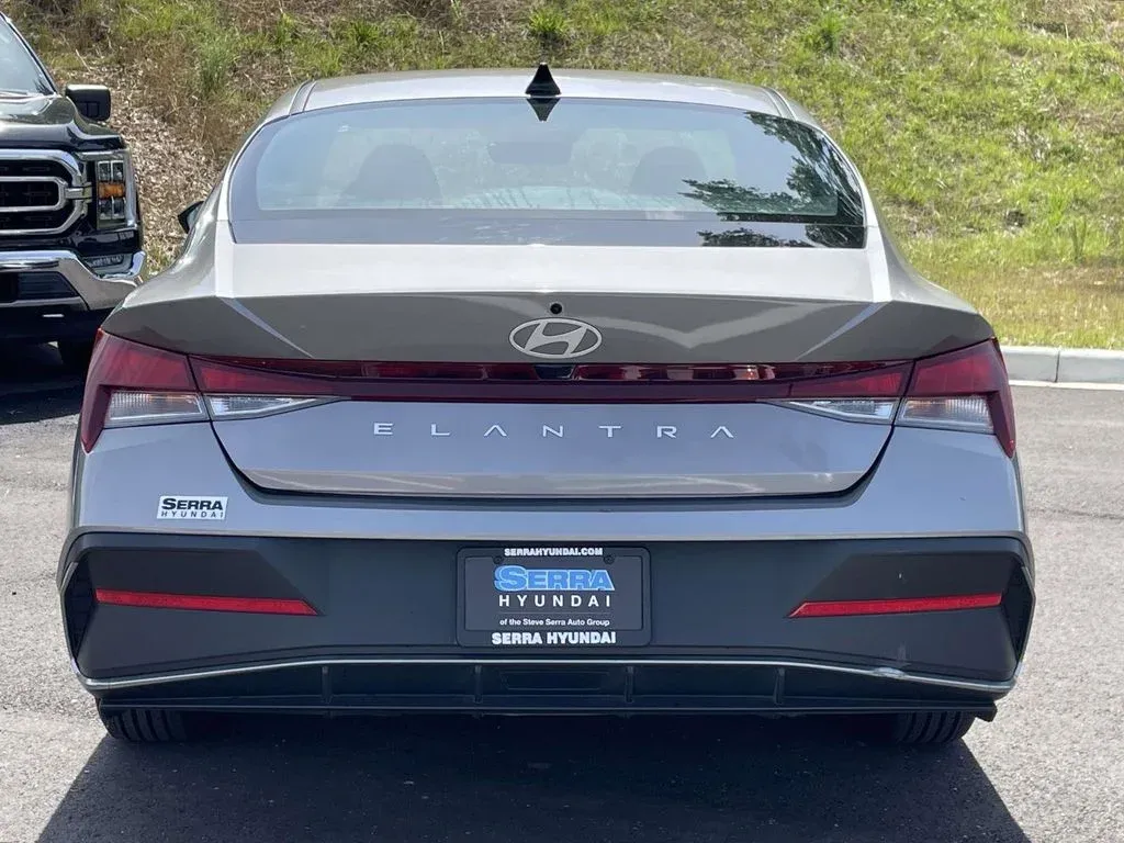 2024 Hyundai Elantra SE thumbnail 4