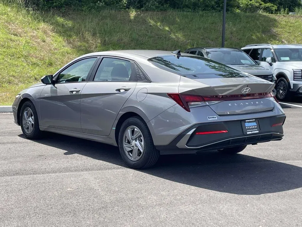 2024 Hyundai Elantra SE thumbnail 5