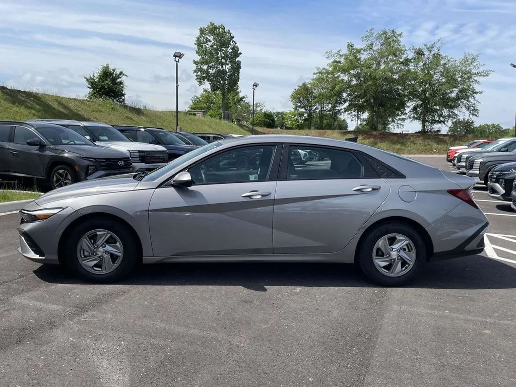 2024 Hyundai Elantra SE thumbnail 6