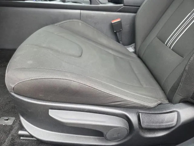 2024 Hyundai Elantra SEL thumbnail 15