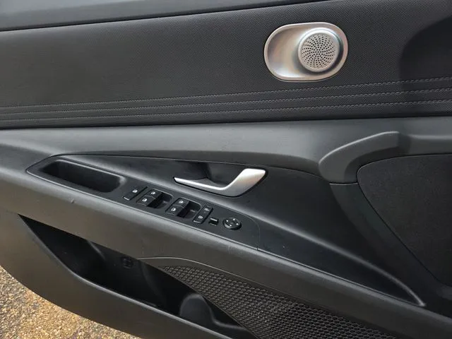 2024 Hyundai Elantra SEL thumbnail 17