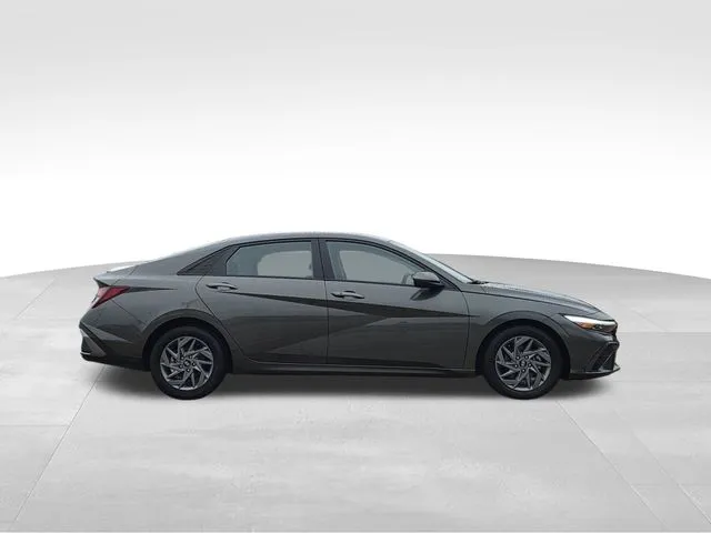 2024 Hyundai Elantra SEL thumbnail 3