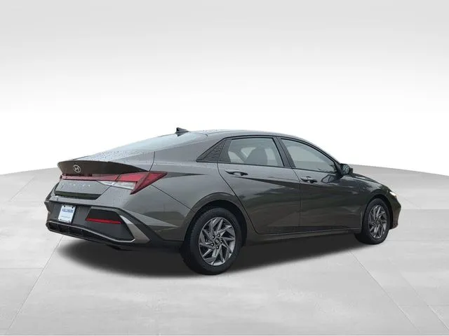 2024 Hyundai Elantra SEL thumbnail 4