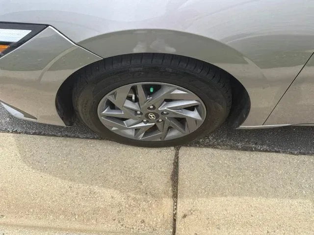2024 Hyundai Elantra SEL thumbnail 11