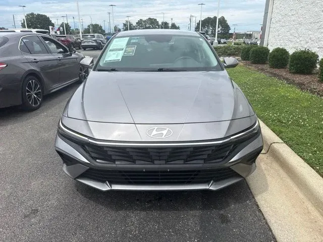 2024 Hyundai Elantra SEL thumbnail 2