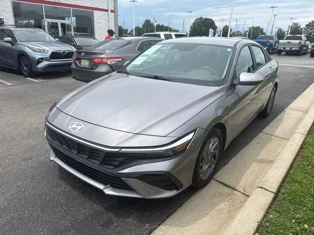 2024 Hyundai Elantra SEL thumbnail 3