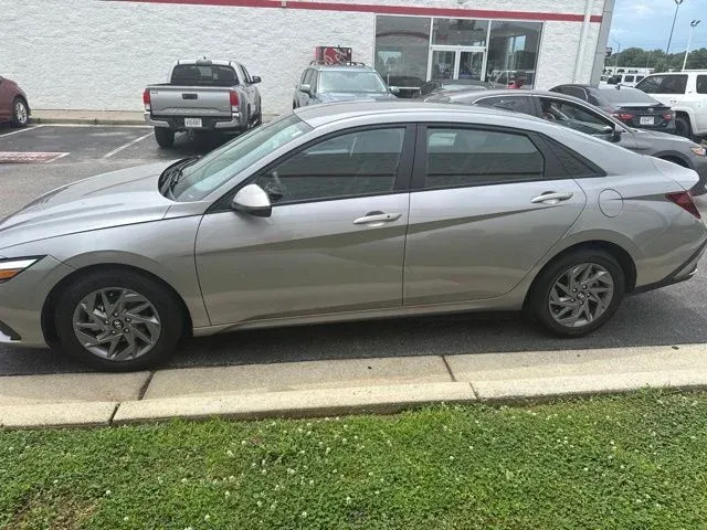 2024 Hyundai Elantra SEL thumbnail 4