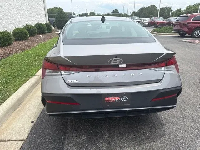 2024 Hyundai Elantra SEL thumbnail 6