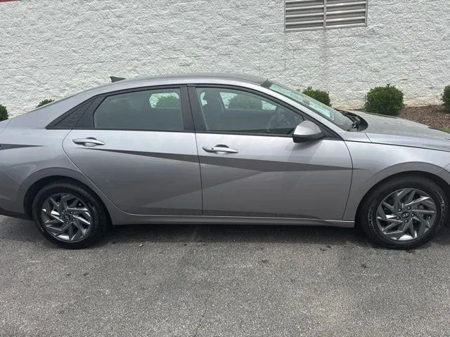 2024 Hyundai Elantra SEL thumbnail 8