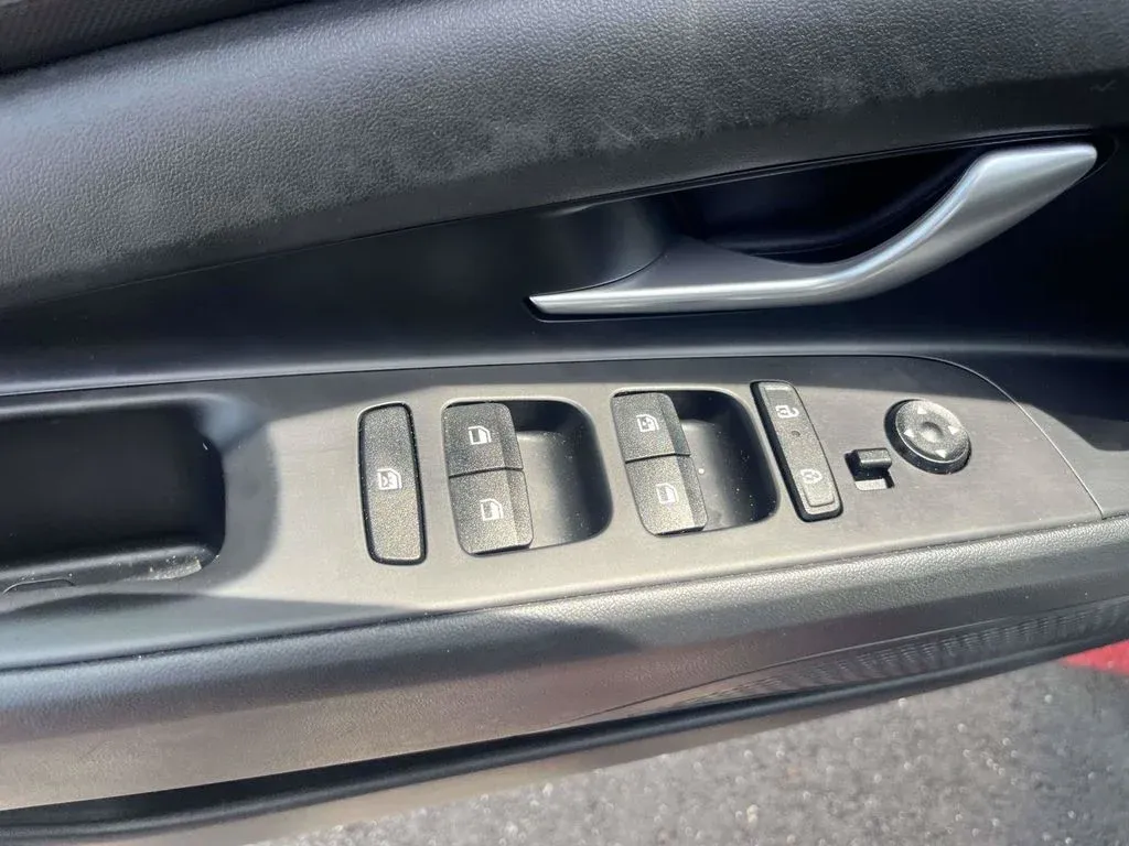 2024 Hyundai Elantra SEL thumbnail 16