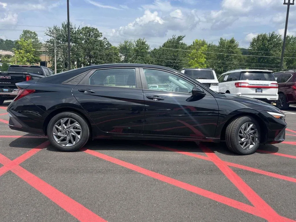 2024 Hyundai Elantra SEL thumbnail 2