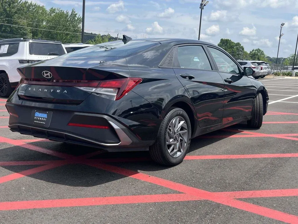 2024 Hyundai Elantra SEL thumbnail 3