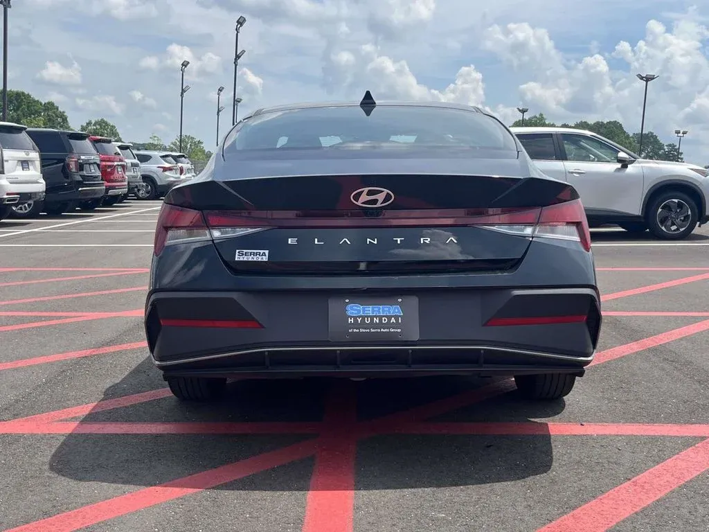 2024 Hyundai Elantra SEL thumbnail 4