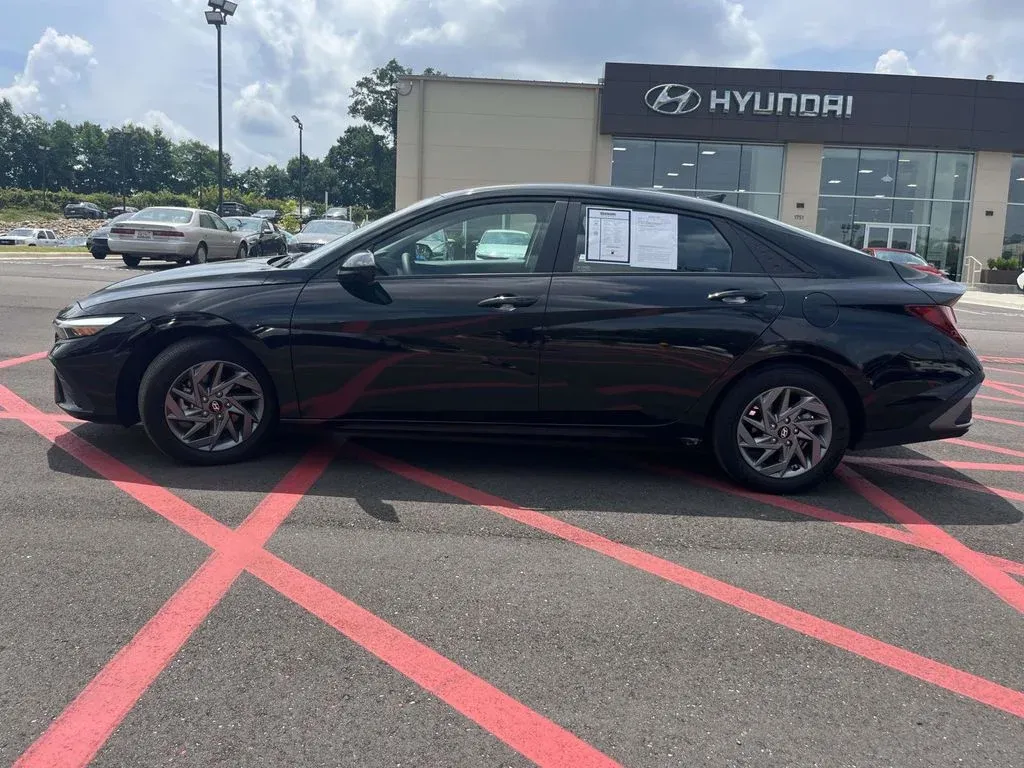 2024 Hyundai Elantra SEL thumbnail 6