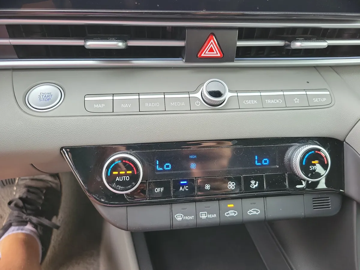 2024 Hyundai Elantra SEL thumbnail 17