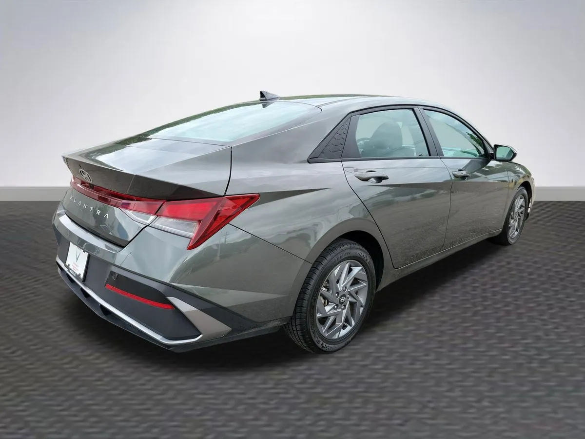 2024 Hyundai Elantra SEL thumbnail 5