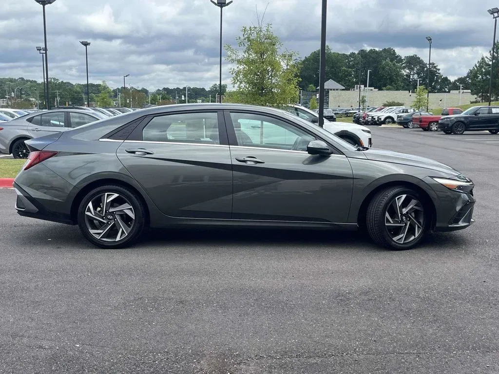 2024 Hyundai Elantra SEL thumbnail 2