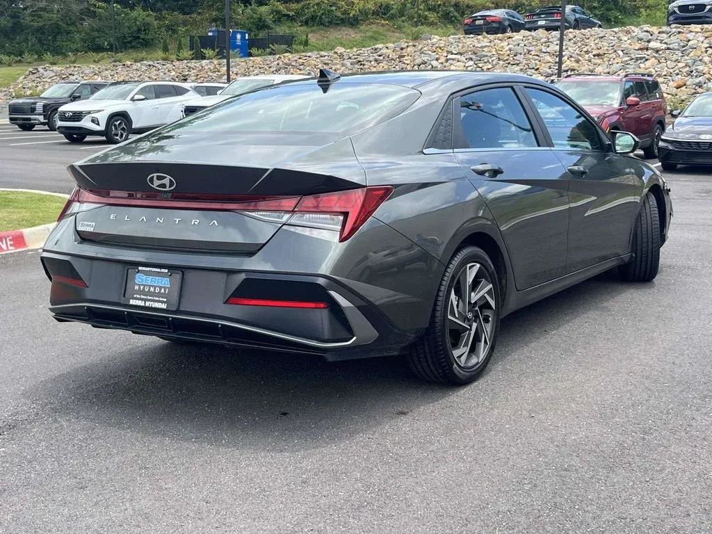 2024 Hyundai Elantra SEL thumbnail 3