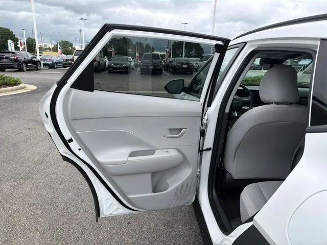 2024 Hyundai Kona SEL thumbnail 16