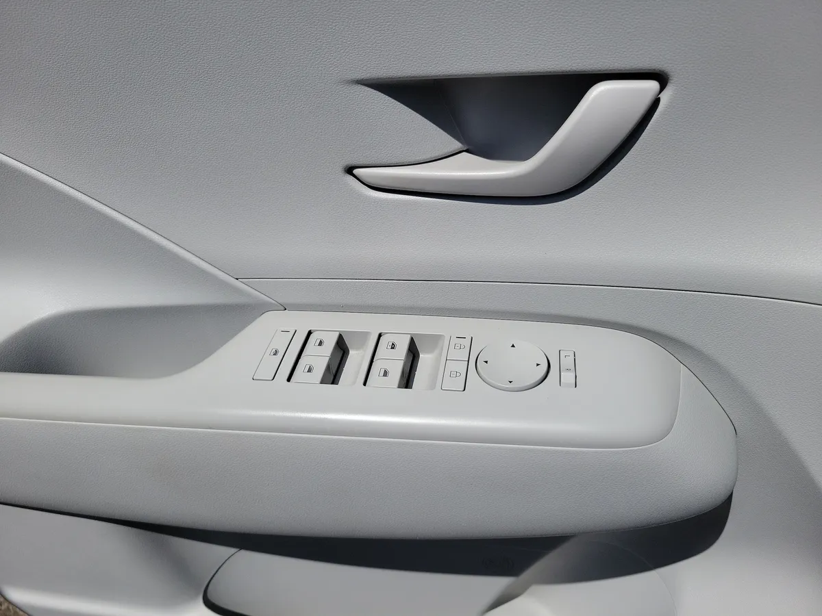 2024 Hyundai Kona SEL thumbnail 25