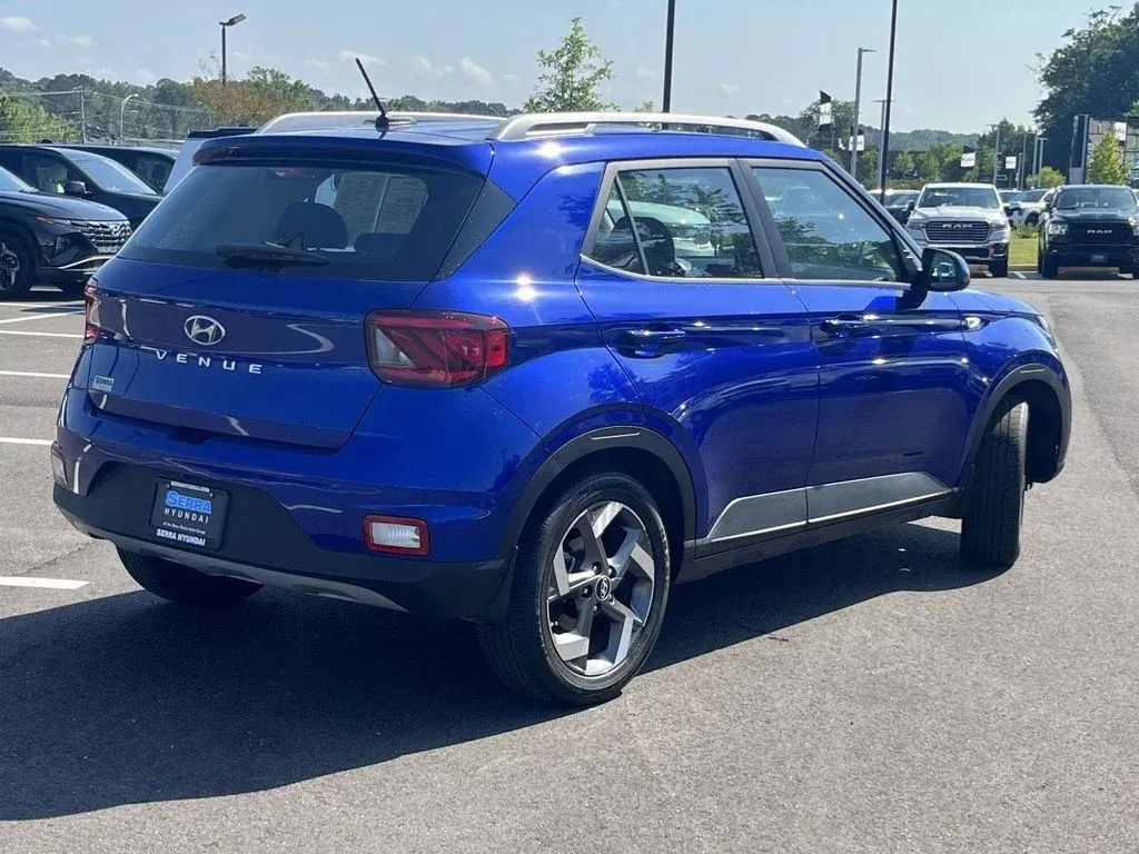 2024 Hyundai Venue SEL thumbnail 3