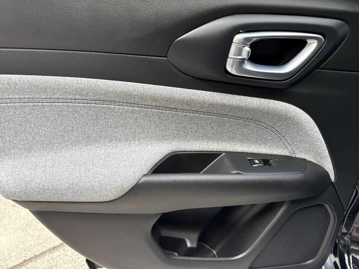 2024 Jeep Compass Latitude thumbnail 21