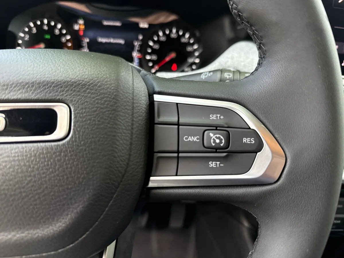2024 Jeep Compass Latitude thumbnail 25