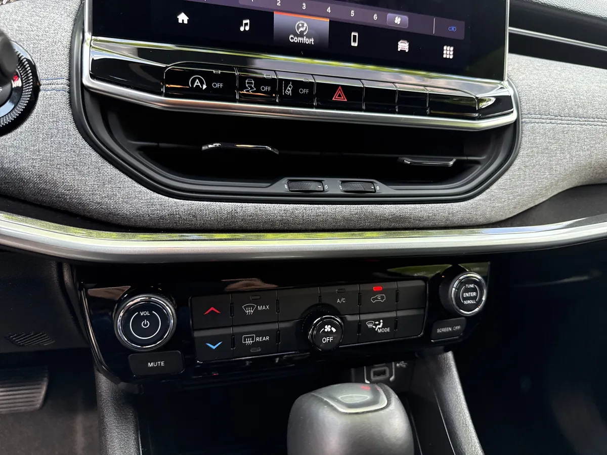 2024 Jeep Compass Latitude thumbnail 28
