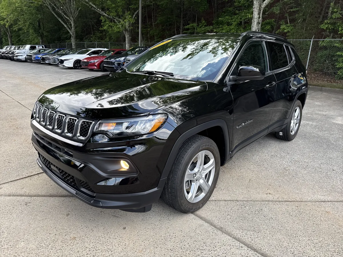 2024 Jeep Compass Latitude thumbnail 3