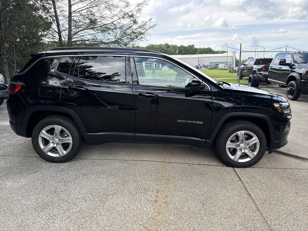 2024 Jeep Compass Latitude thumbnail 8