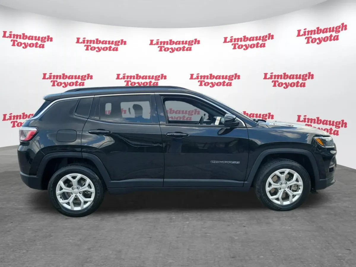 2024 Jeep Compass Latitude thumbnail 21