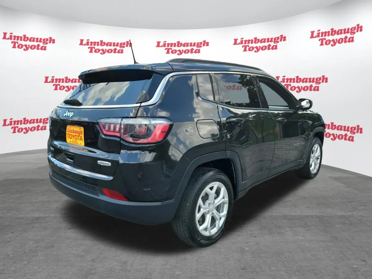 2024 Jeep Compass Latitude thumbnail 22